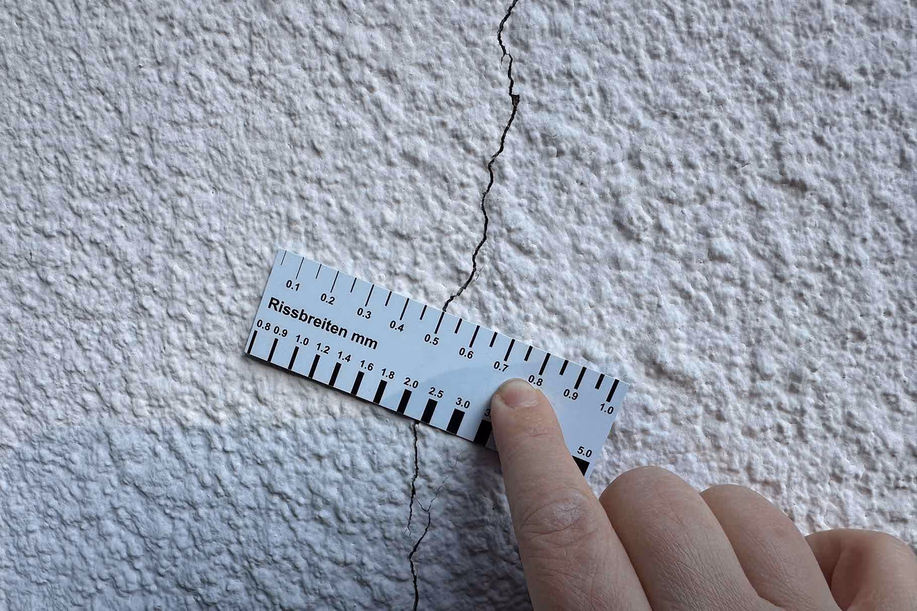 Baugutachter führt Rissmonitoring bei Rissen in Wand bei Schadensanalyse in Stuttgart und Umgebung durch