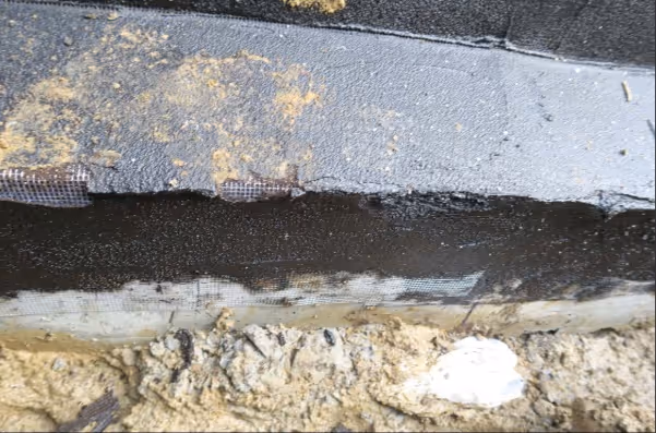 Bausachverständiger prüft Schäden an PMBC Abdichtung bei Baubegleitung in Stuttgart und Umgebung