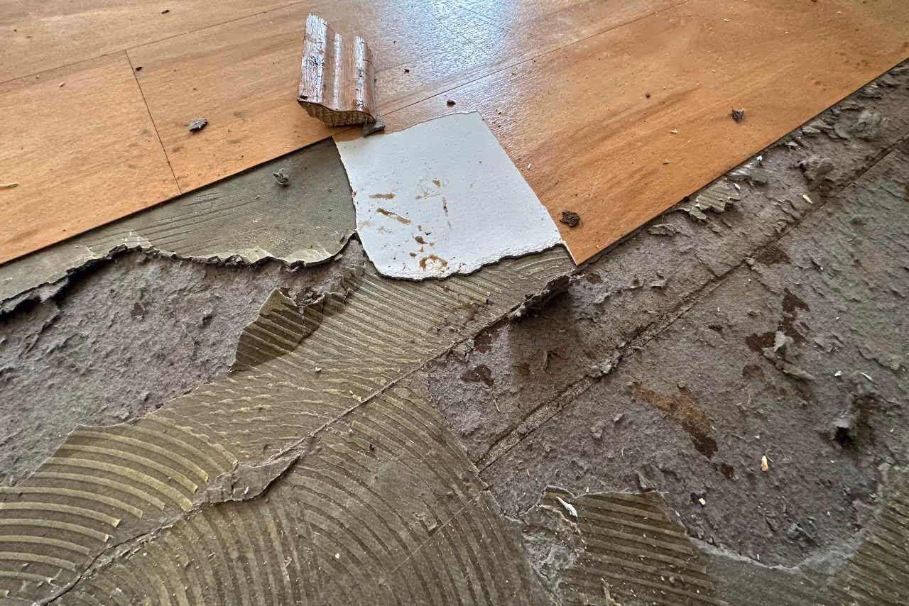 Bausachverständiger bei der Probeentnahme eines Asbestbodens in Stuttgart