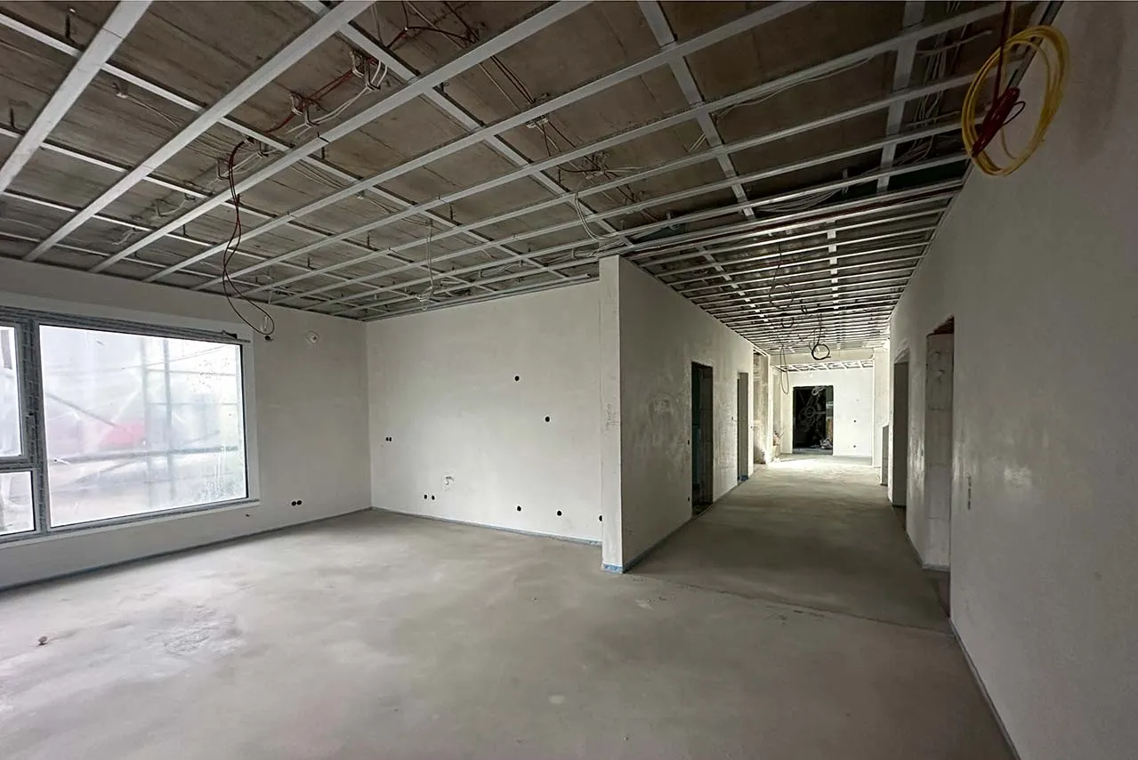 Bausachverständiger prüft Rohbau bei Baubegleitung in Stuttgart und Umgebung