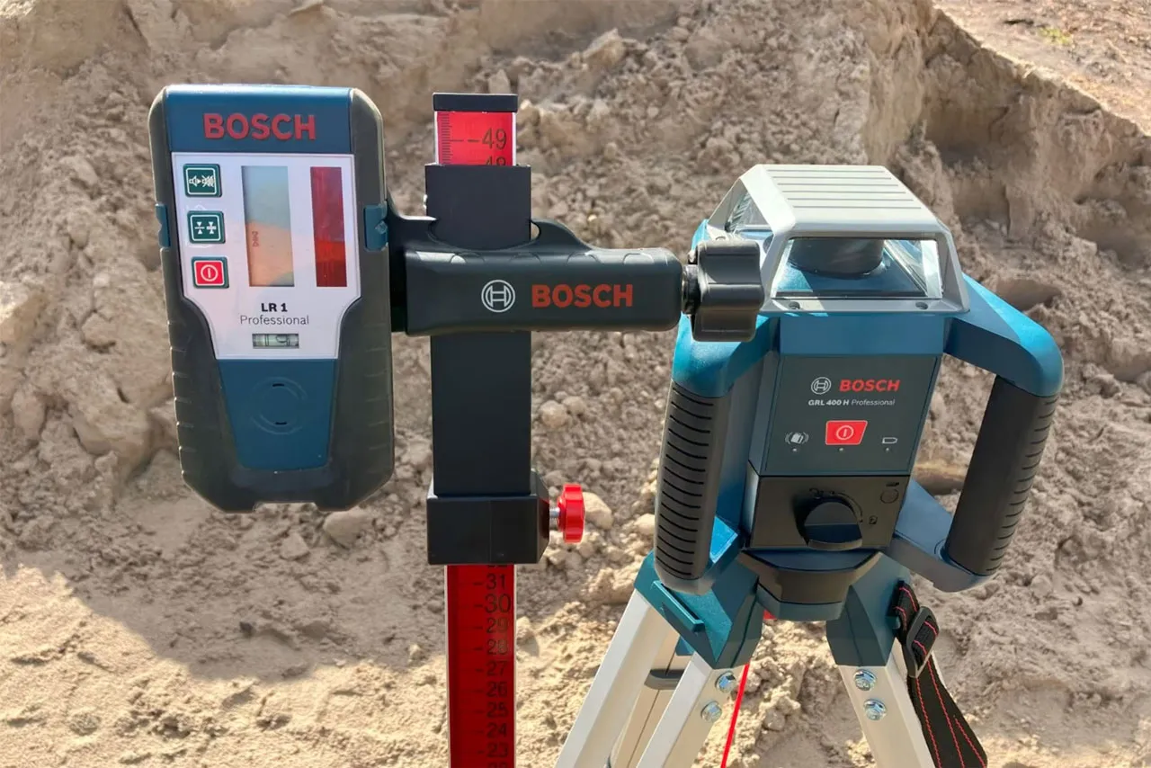 Baugutachter nutzt Rotationslaser für Ebenheitsmessung während Baubegleitung in Stuttgart und Umgebung