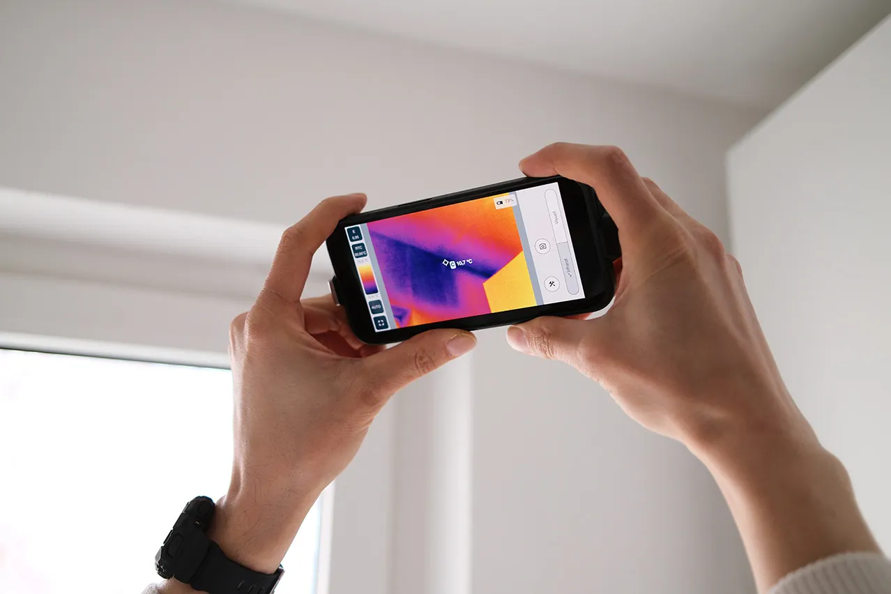 Bausachverständiger nutzt Wärmebildkamera während Hauskaufberatung in Stuttgart und Umgebung