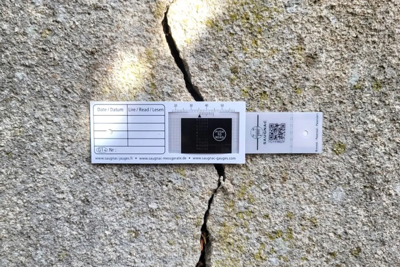 Baugutachter Jan Elsenhans bringt eine Rissmarke für ein Rissmonitoring bei der Beweisaufnahme in Stuttgart und Umgebung an
