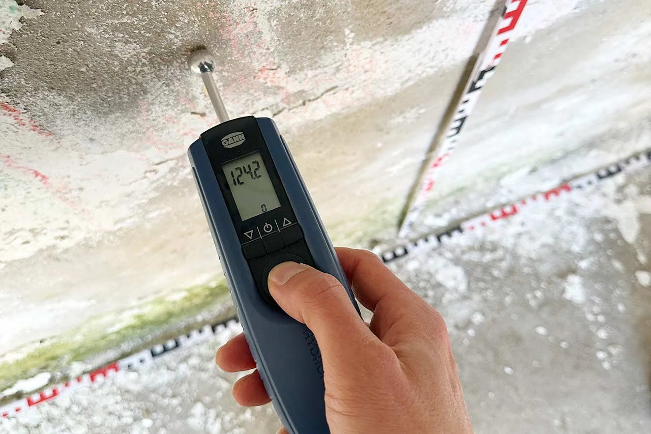 Bausachverständiger bei Feuchtemessung während Gebäude-Check in Stuttgart und Umgebung