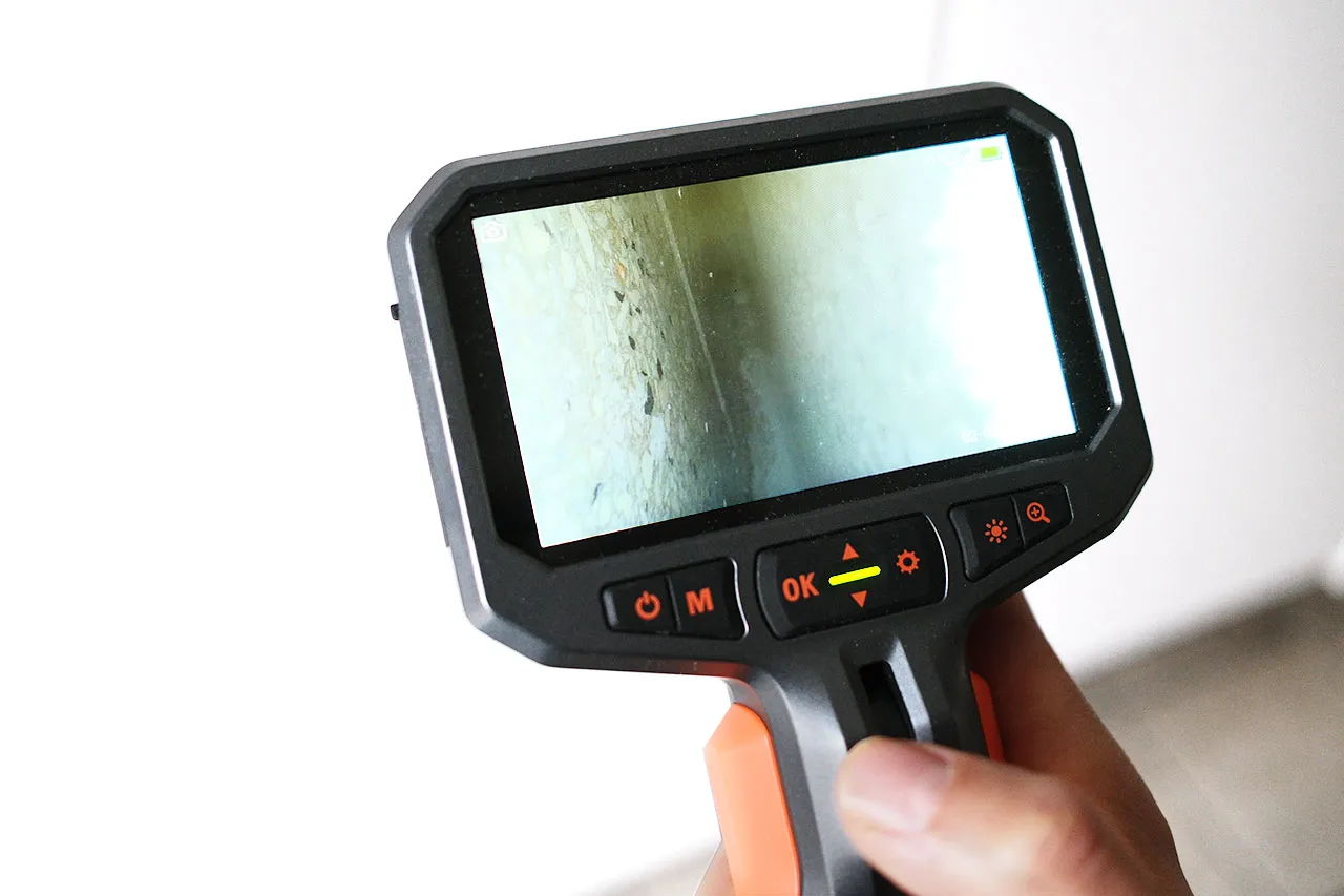 Bausachverständiger nutzt Endoskop während Gebäude-Check in Stuttgart und Umgebung