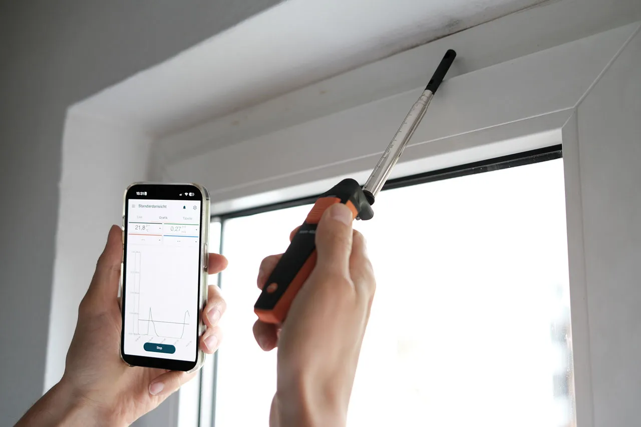 Bausachverständiger Stuttgart führt eine Messung mit einem Thermo-Anemometer durch