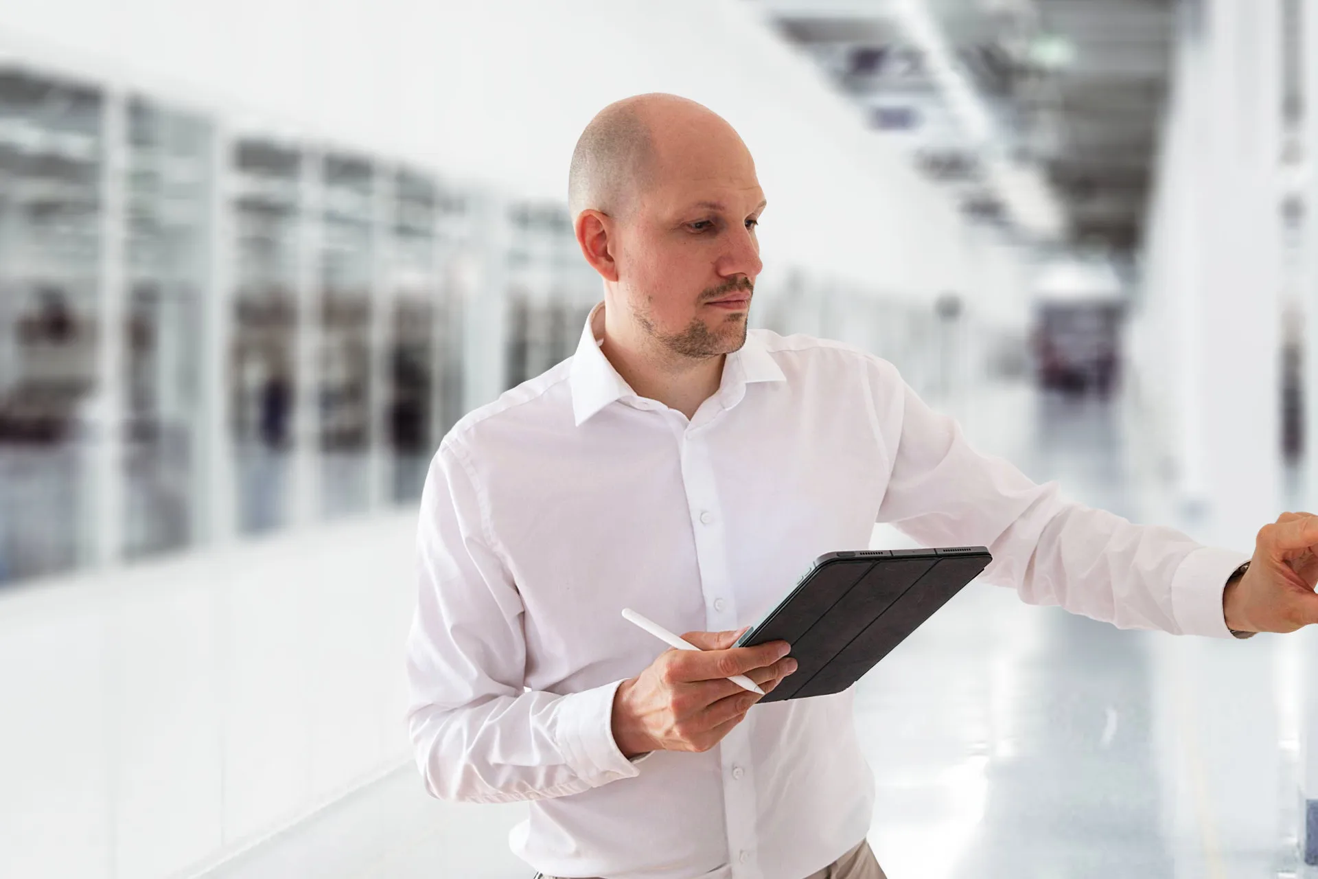 Bausachverständiger bei der Zustandsbewertung eines Immobilienbestands für Gewerbekunden