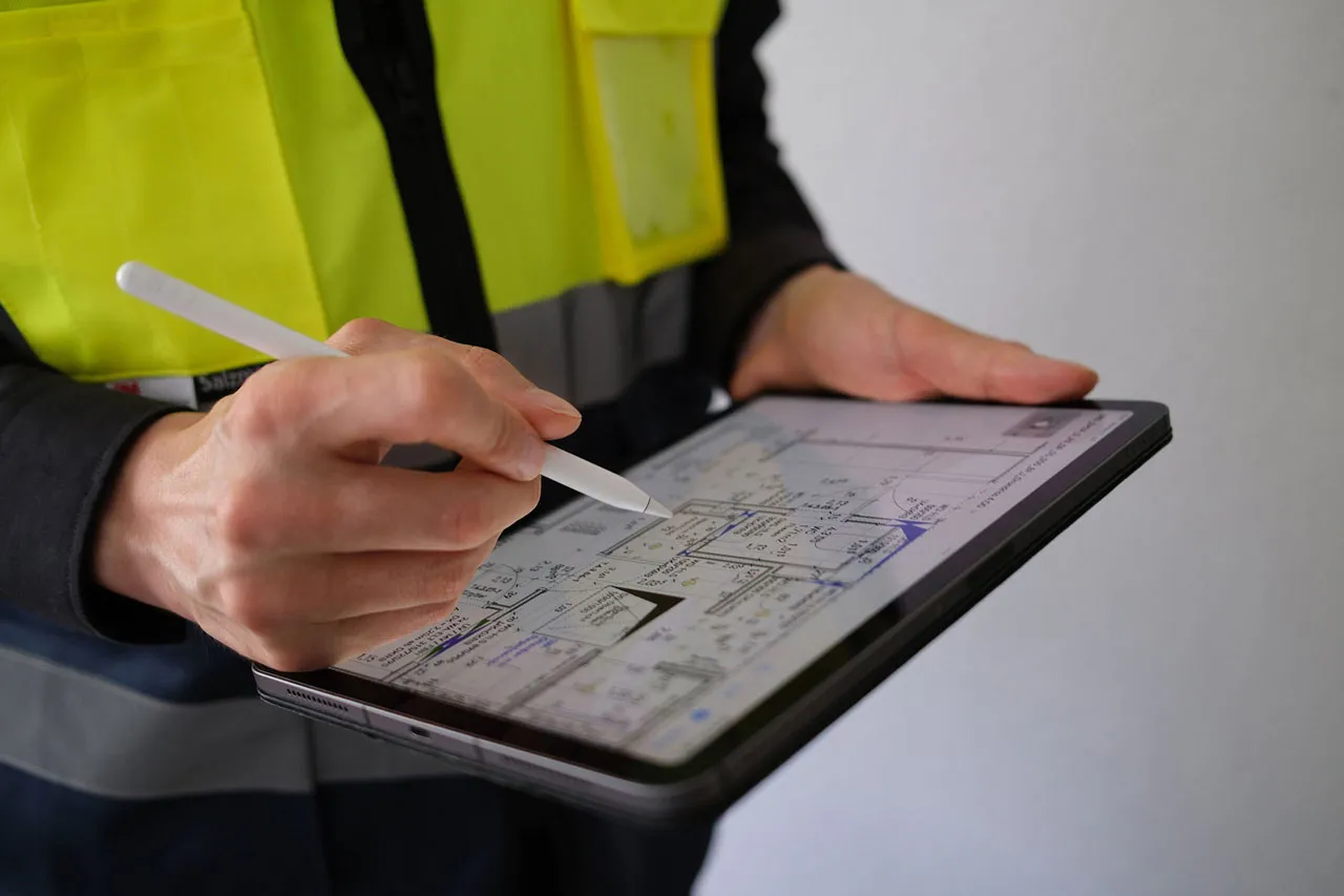 Sachverständiger für Schäden an Gebäuden bei der digitalen Zustandsbewertung für Gewerbekunden