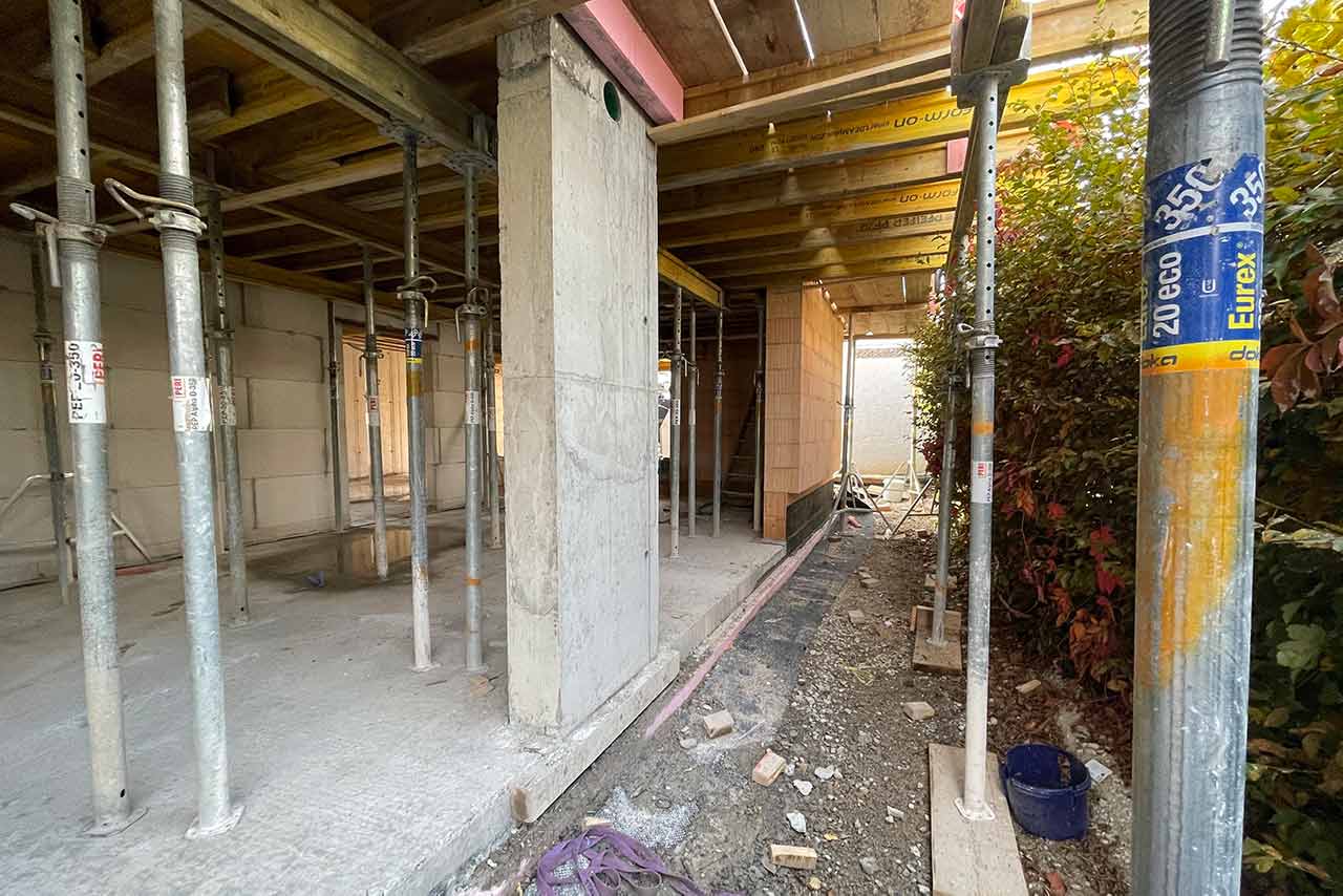 Baugutachter führt eine Sanierungsberatung auf einer Baustelle in Stuttgart durch