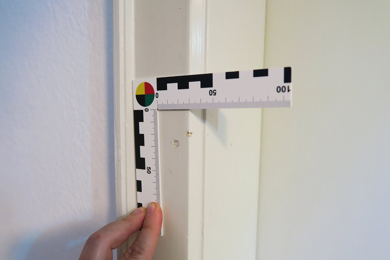 Bausachverständiger prüft Macken in einem Türrahmen für Wohnungsübergabeprotokoll Stuttgart