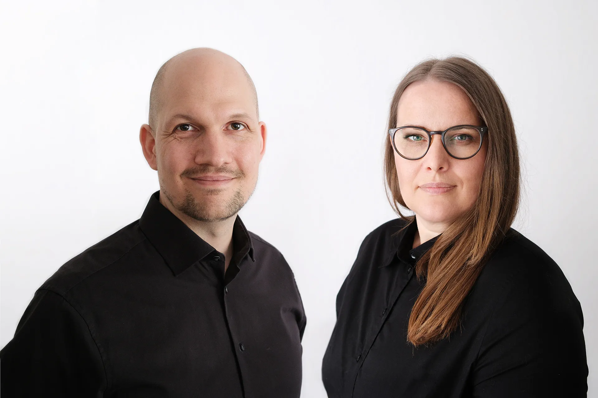 Porträt der beiden unabhängigen Bausachverständigen und freien Architekten für Bauprüfung und Gutachten