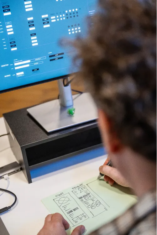 UX-designer arbetar med digital struktur