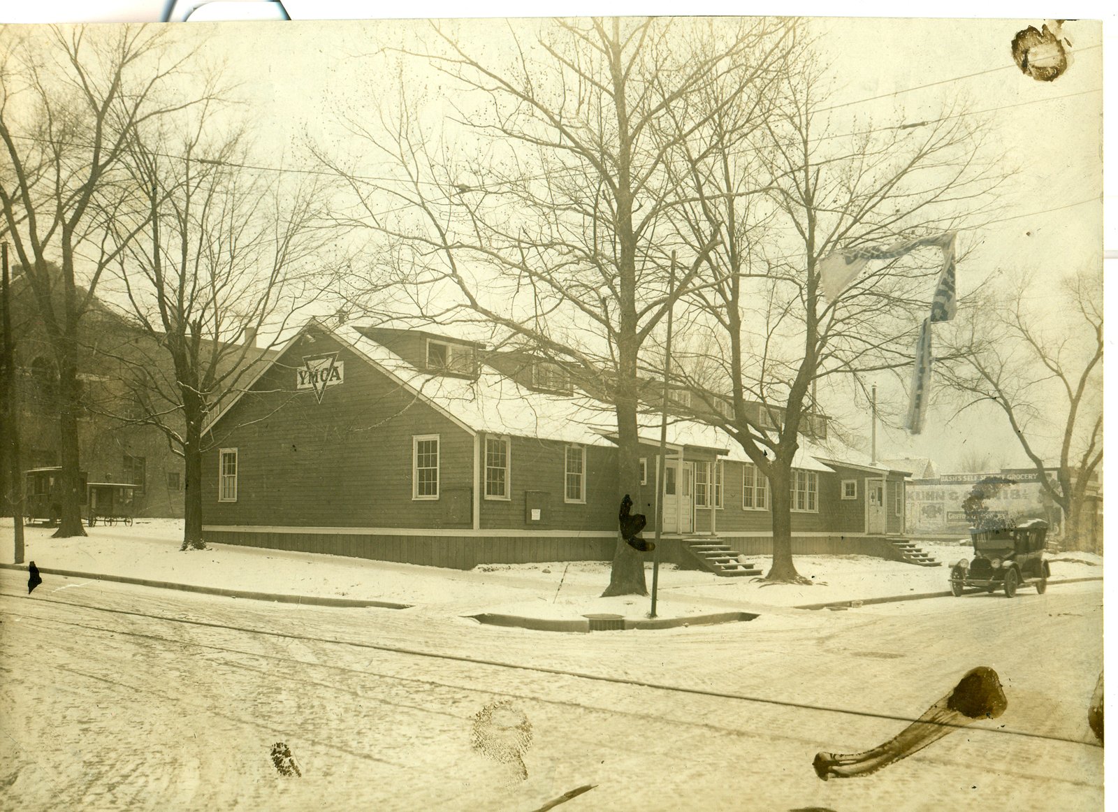 The Hut, the Y's headquarters at Green and Wright streets from 1918 until it burned in December 1923. University YMCA archives.