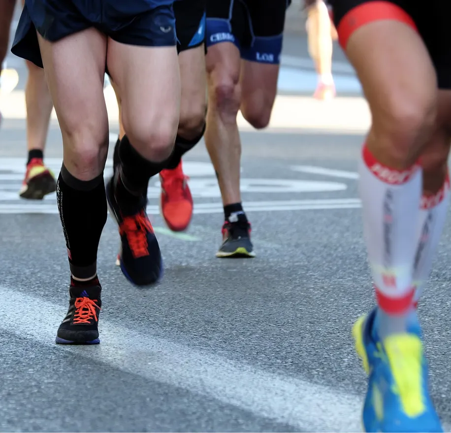 Gruppe løbere i bevægelse under motionsløb