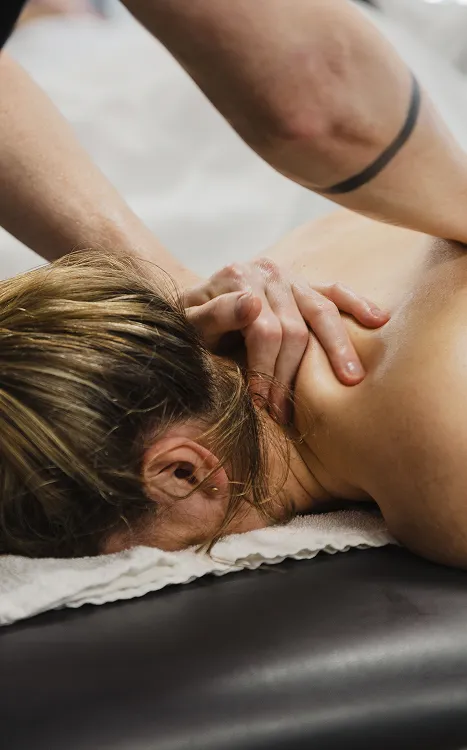 En klient modtager en rolig og professionel nakkemassage i København hos Massage Experterne.