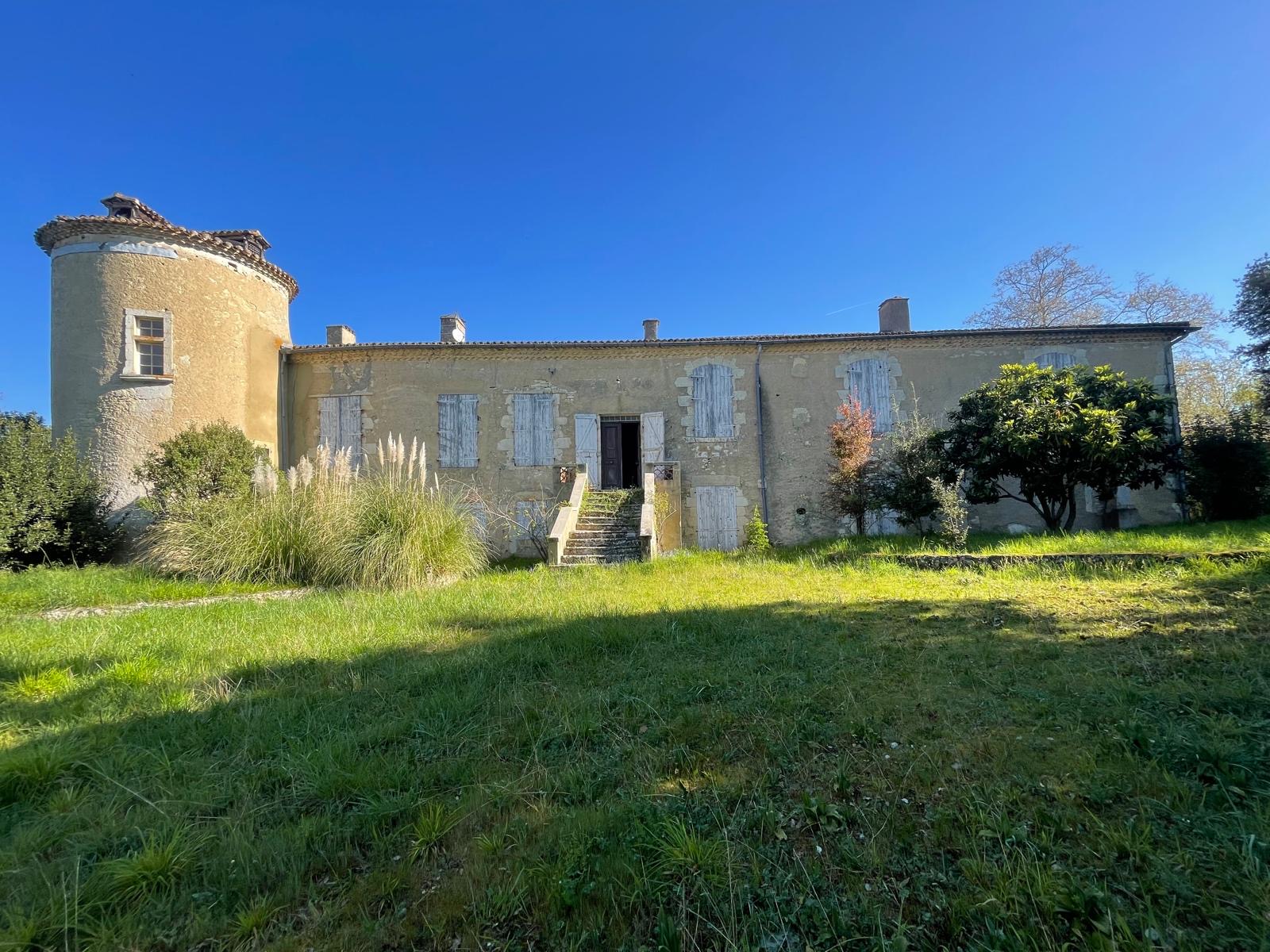 Château Historique à Restaurer – Un Lieu d’Exception au Cœur du Gers