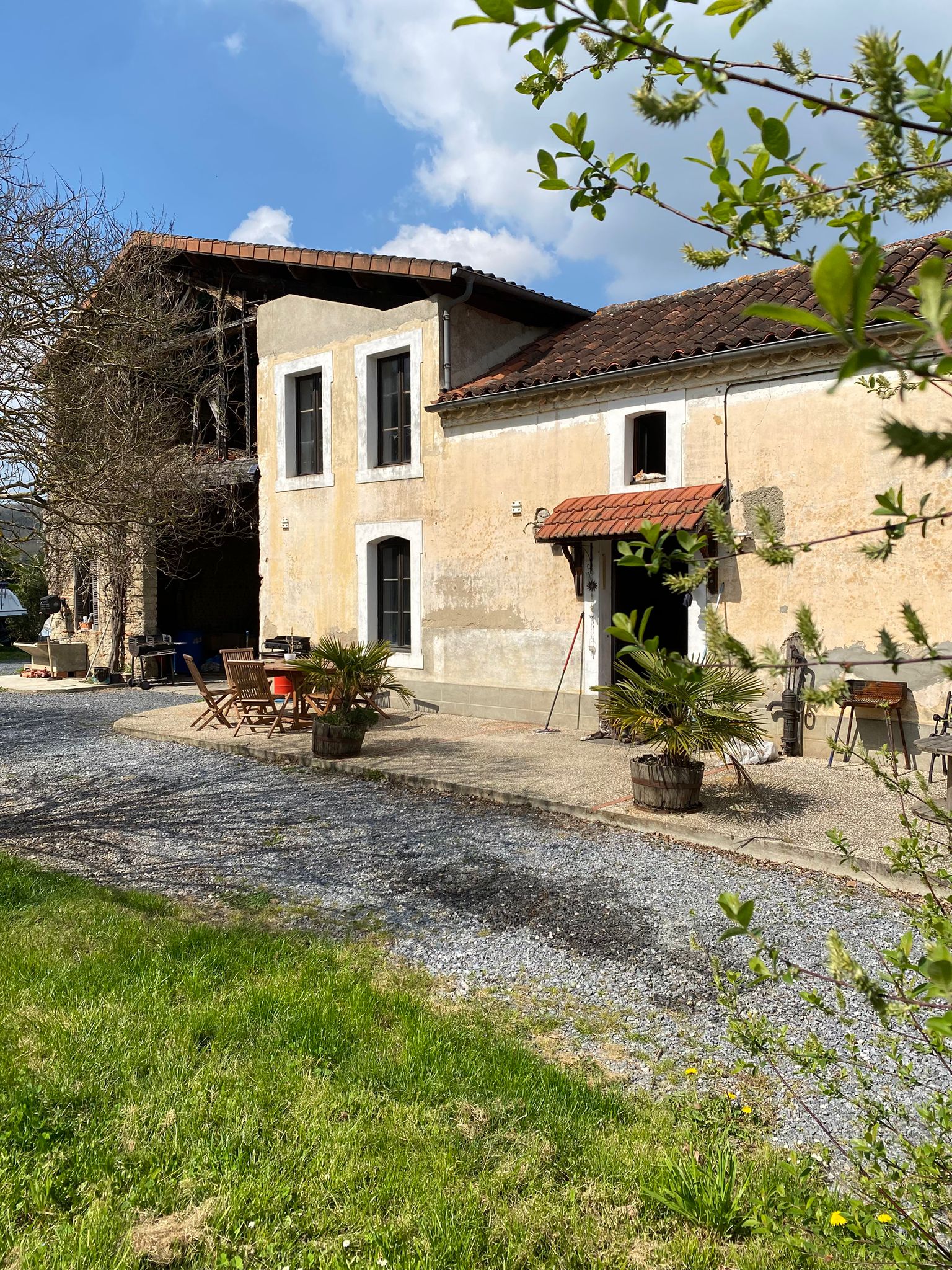 Maison ancienne avec dépendances – Fort potentiel – Larreule