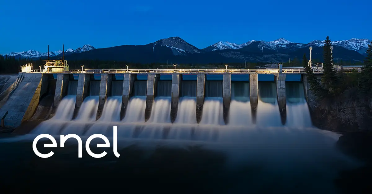 夕暮れ時に放水する水力発電ダムの画像に、エネルのロゴが重ねられている。