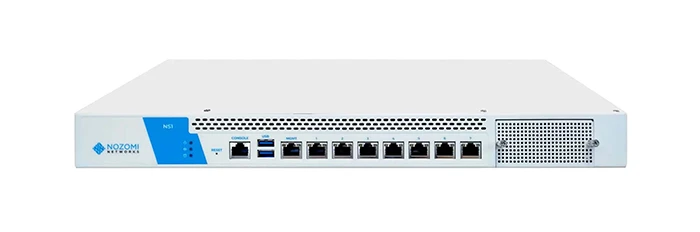 Vista frontal de un dispositivo de redNetworks  Nozomi Networks con varios puertos, entre los que se incluyen el puerto de consola, el puerto USB, el puerto de gestión y los puertos Ethernet numerados.