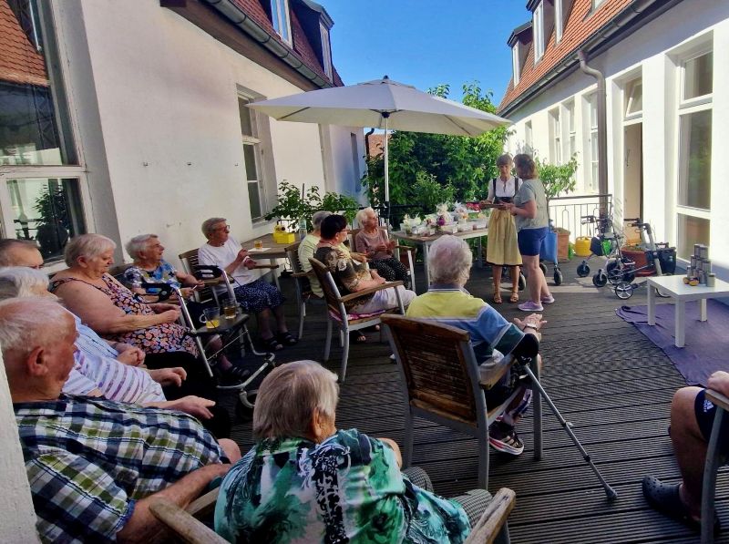 Gäste der Tagespflege in Volksfeststimmung