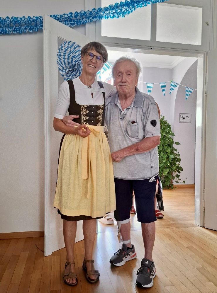 Gast der Tagespflege in Volksfeststimmung