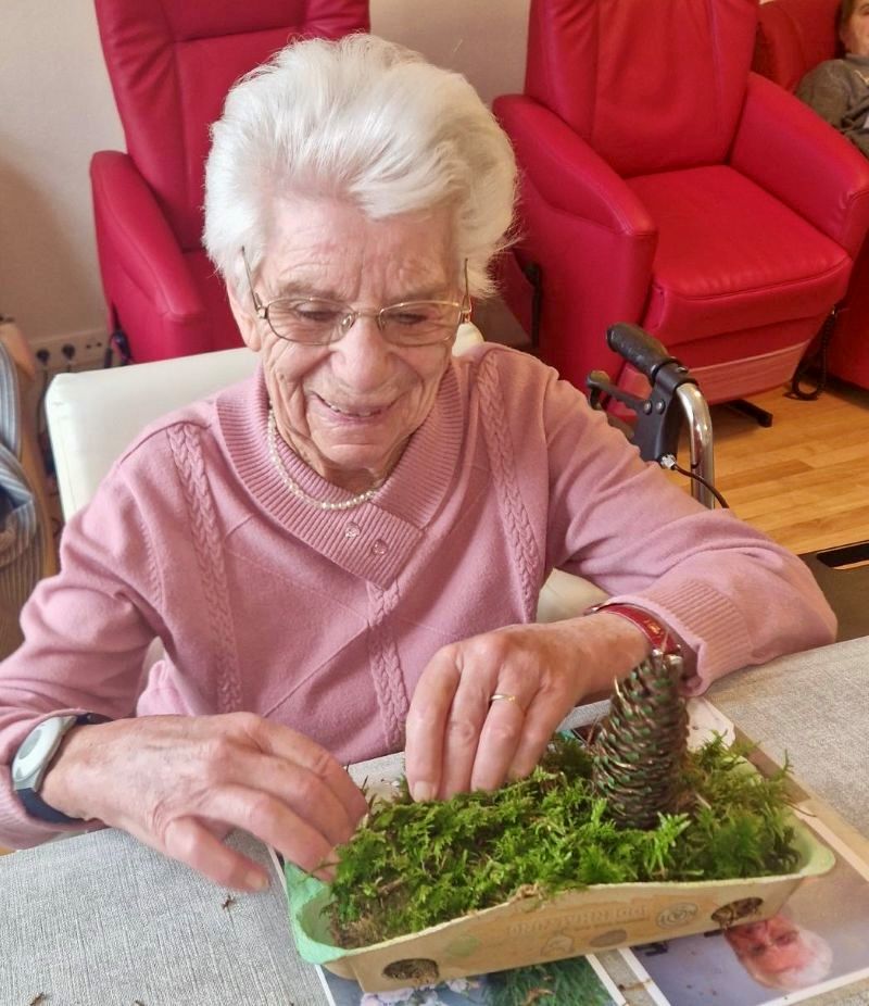 Gäste der Tagespflege bereiten sich auf das Weihnachtsfest vor.