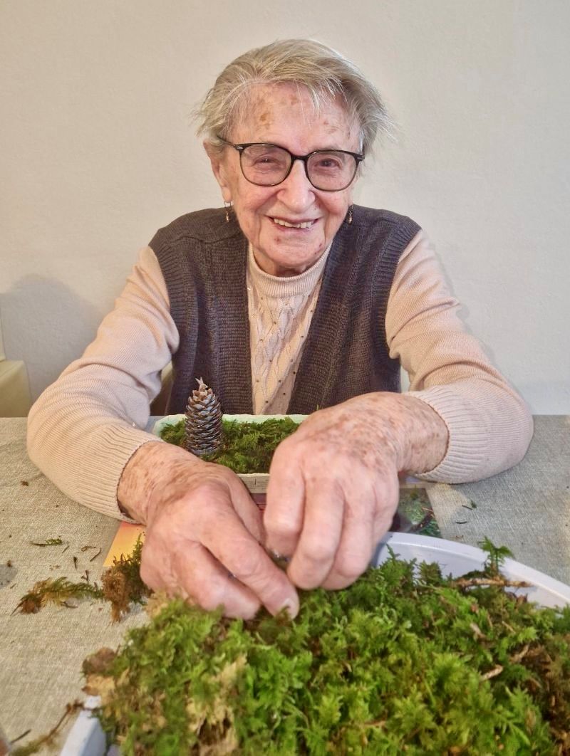 Gäste der Tagespflege bereiten sich auf das Weihnachtsfest vor.