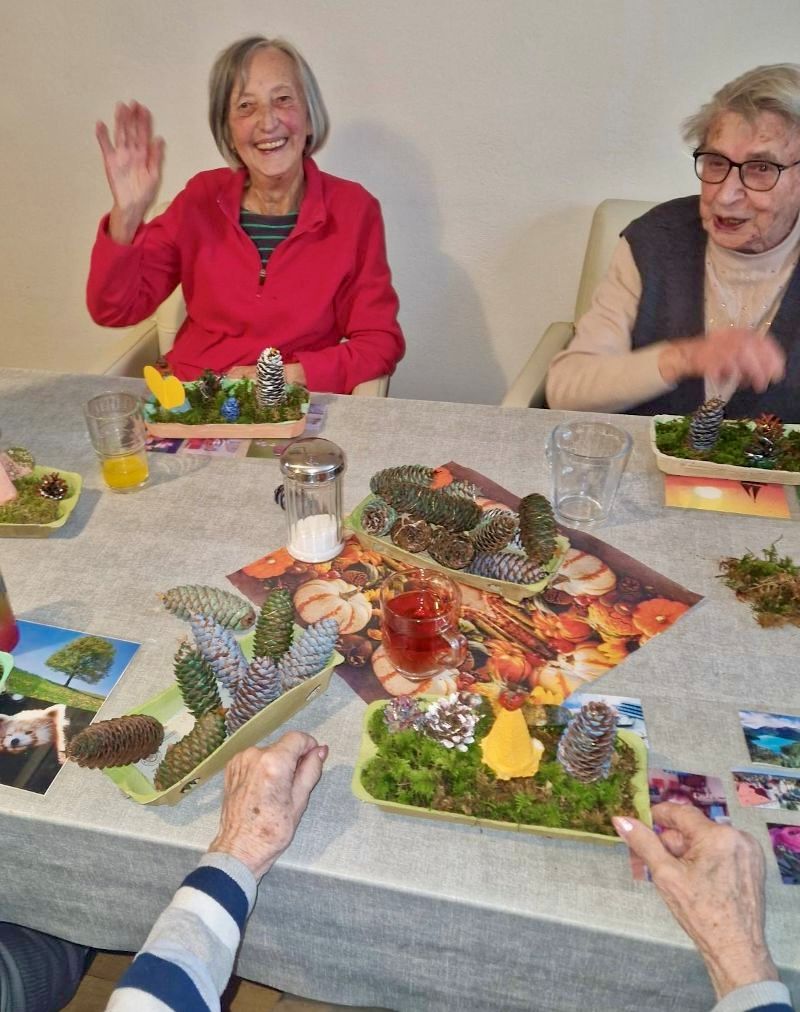 Gäste und Mitarbeiterinnen der VOLI Tagespflege feiern 15-jähriges Bestehen der Tagesbetreuung am Stadtplatz mit einem Wellnesstag