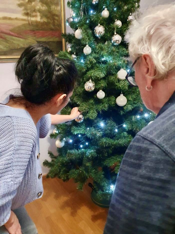 Gäste der Tagespflege bereiten sich auf das Weihnachtsfest vor.