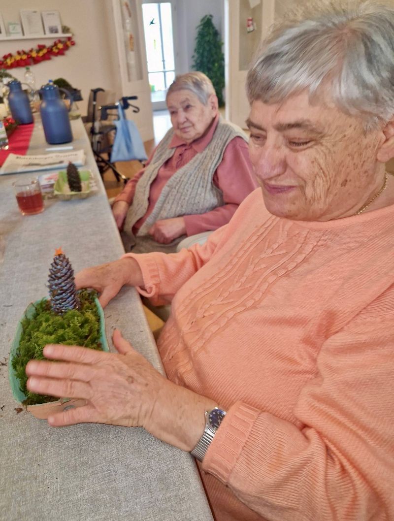 Gäste der Tagespflege bereiten sich auf das Weihnachtsfest vor.