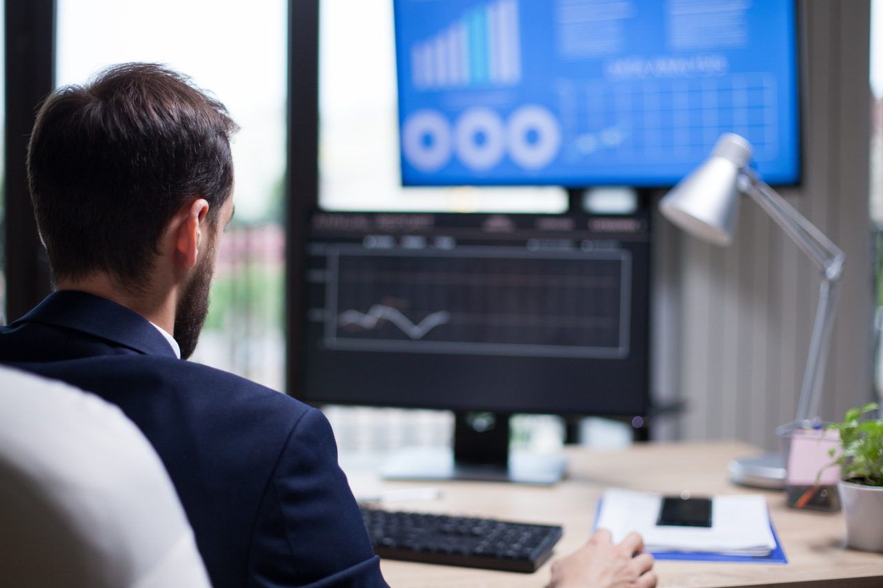 Support manager analyzing live chat performance metrics and KPI dashboards on screen