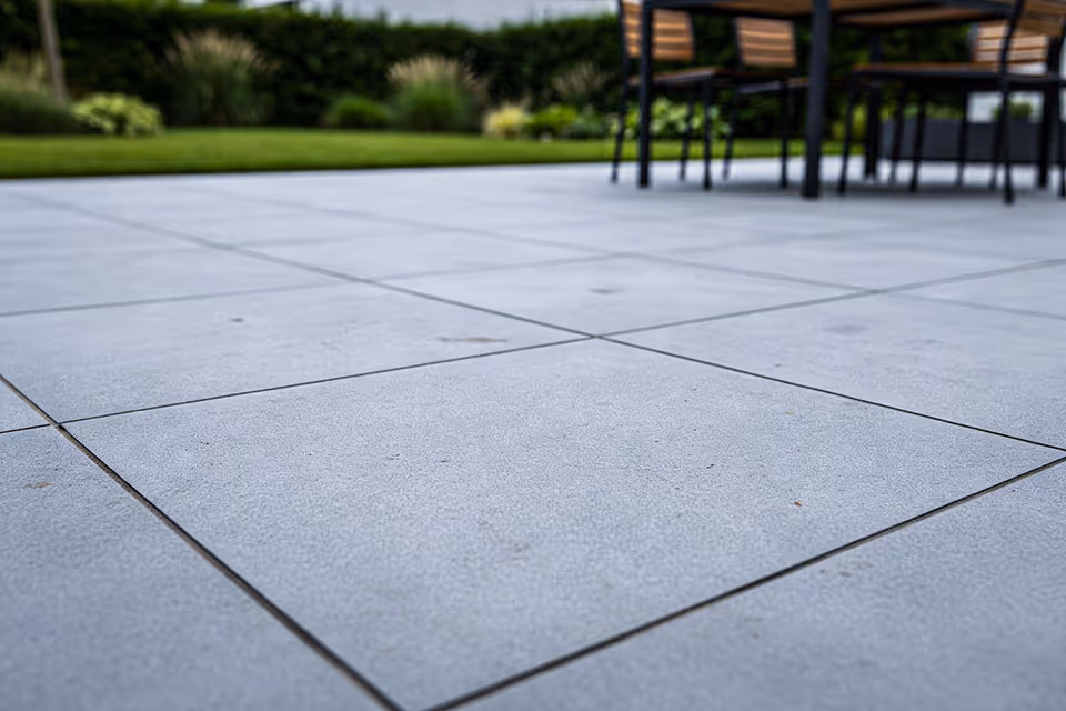 Terrassenreinigung – Terrassenplatten richtig reinigen, schützen & pflegen