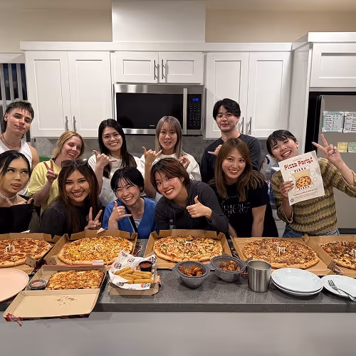 寮内で楽しむ学生達