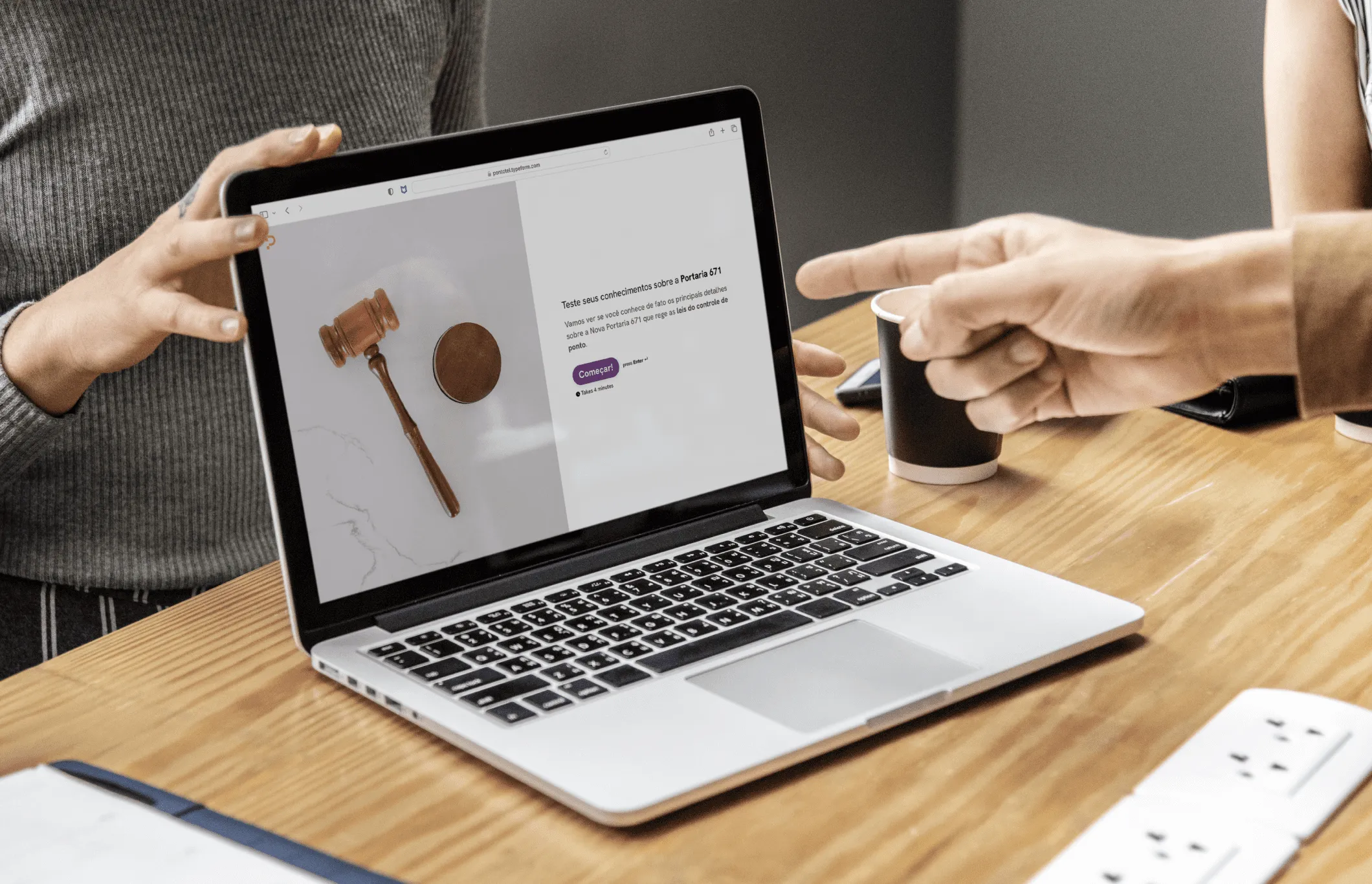 Notebook sobre uma mesa de madeira