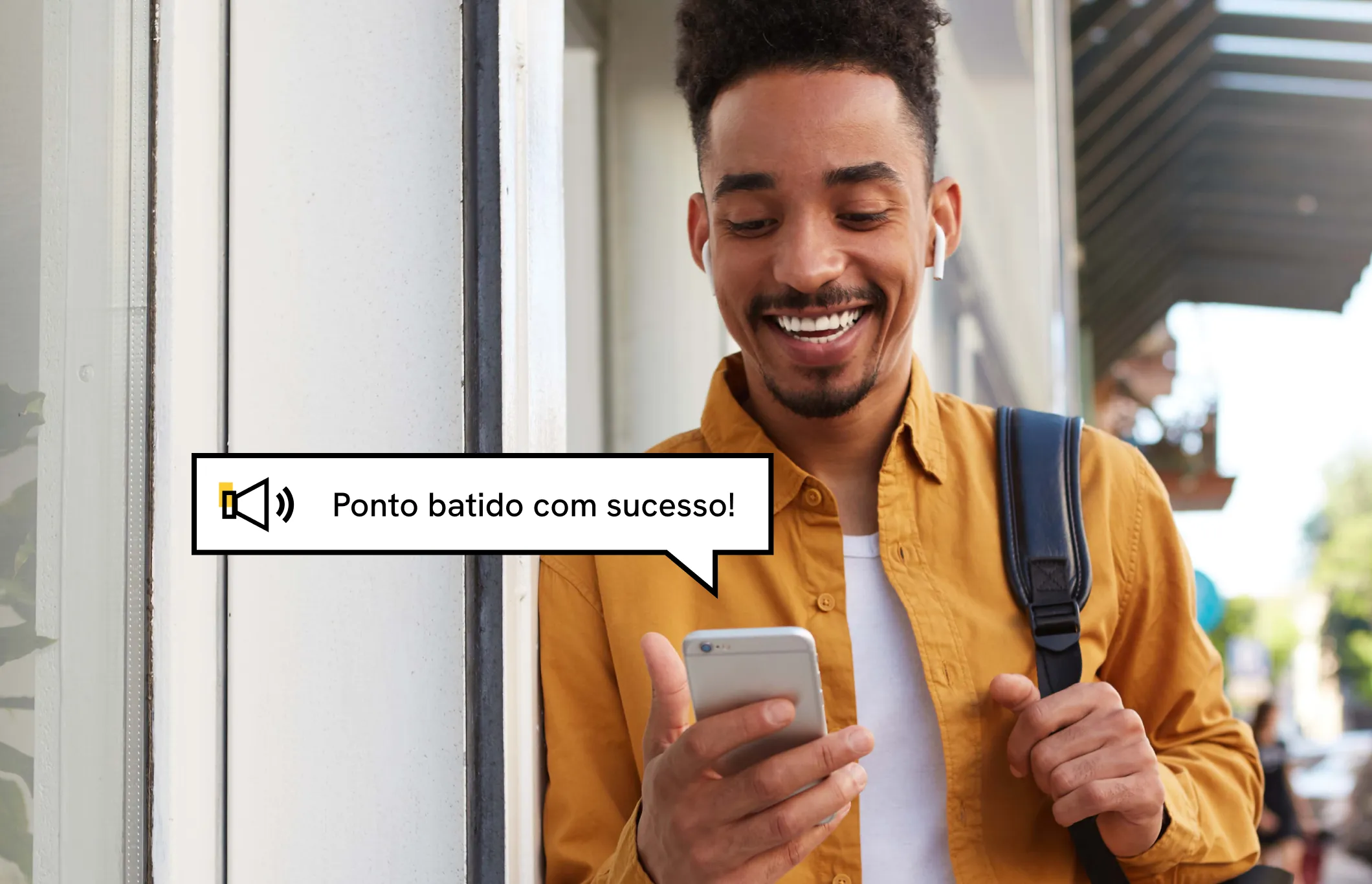 Homem sorrindo olhando para o celular