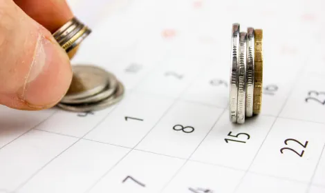 Mulher segurando celular com tela de registro de ponto da Pontotel