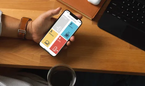 Notebook com tela de escalas do sistema da Pontotel