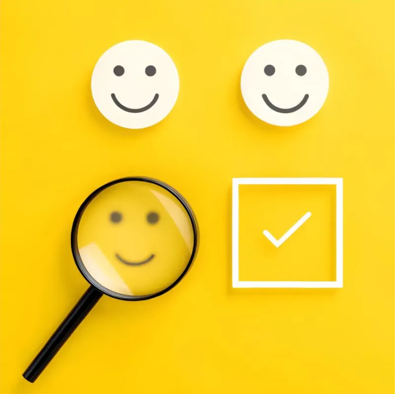 Lupa com icons de carinha feliz