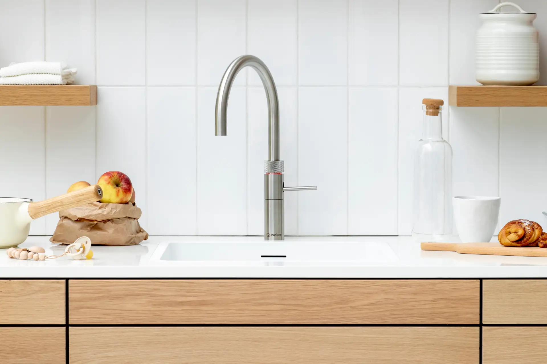 Design-Küchenspüle mit moderner Armatur in stilvoller Küche