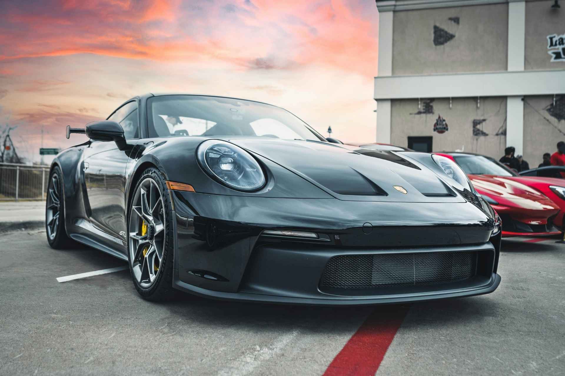 Chcesz sprowadzić sportowe auto z USA? ➤ Sprawdź ranking: Porsche 911, BMW M2, Ford Mustang i Audi R8. Dowiedz się, które najlepsze samochody sportowe warto kupić i dlaczego tylni napęd to ich największa zaleta ✅