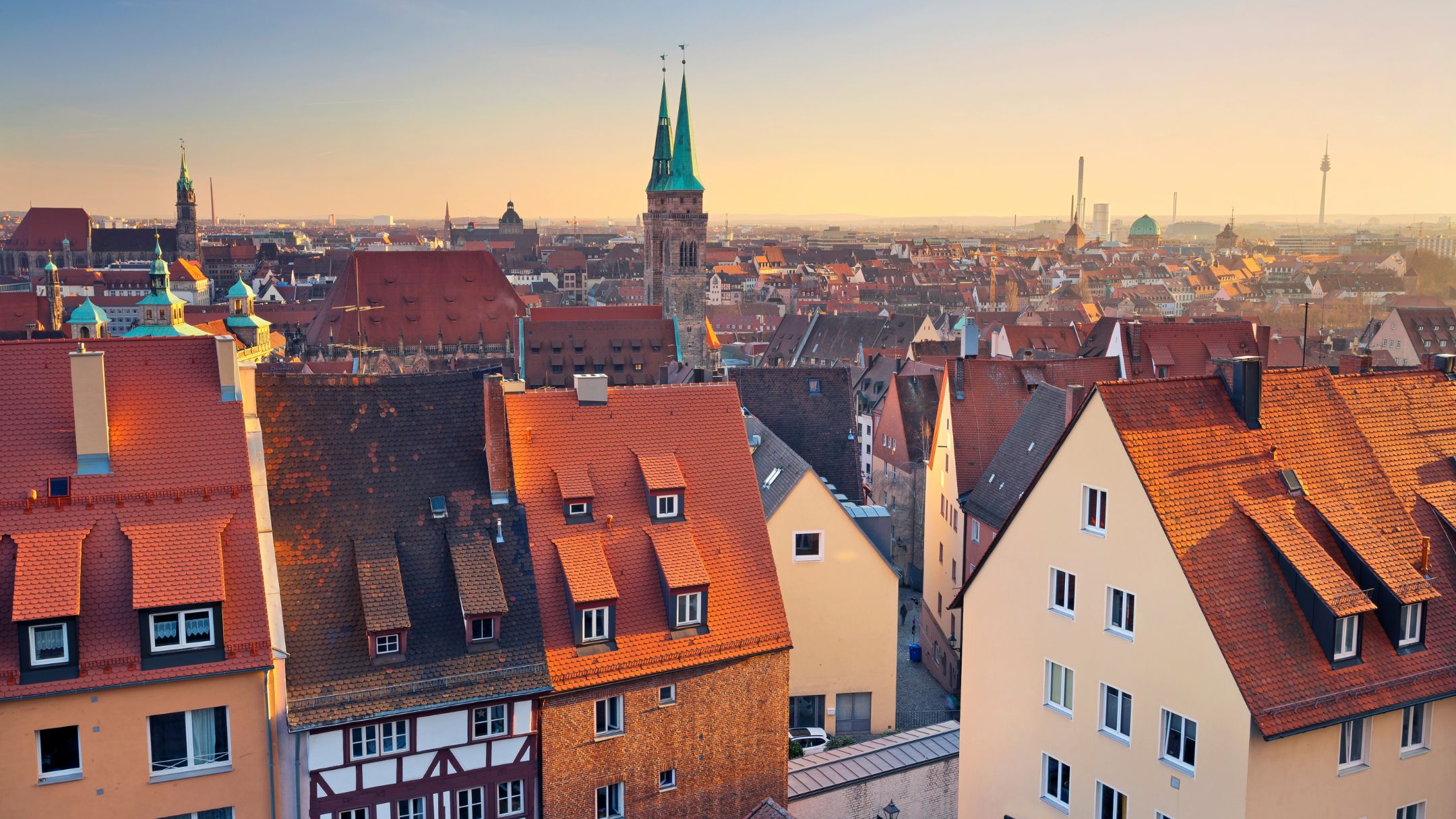 Altstadt von Nürnberg mit roten Dächern und Kirchturm – Standort bzp Nürnberg.