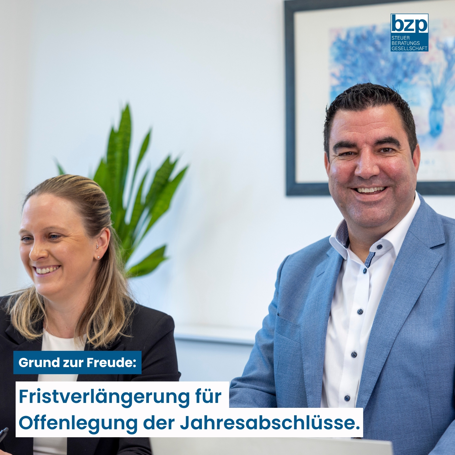 Mann und Frau vor Infotafel zur Steuerberatung – Grund zur Freude