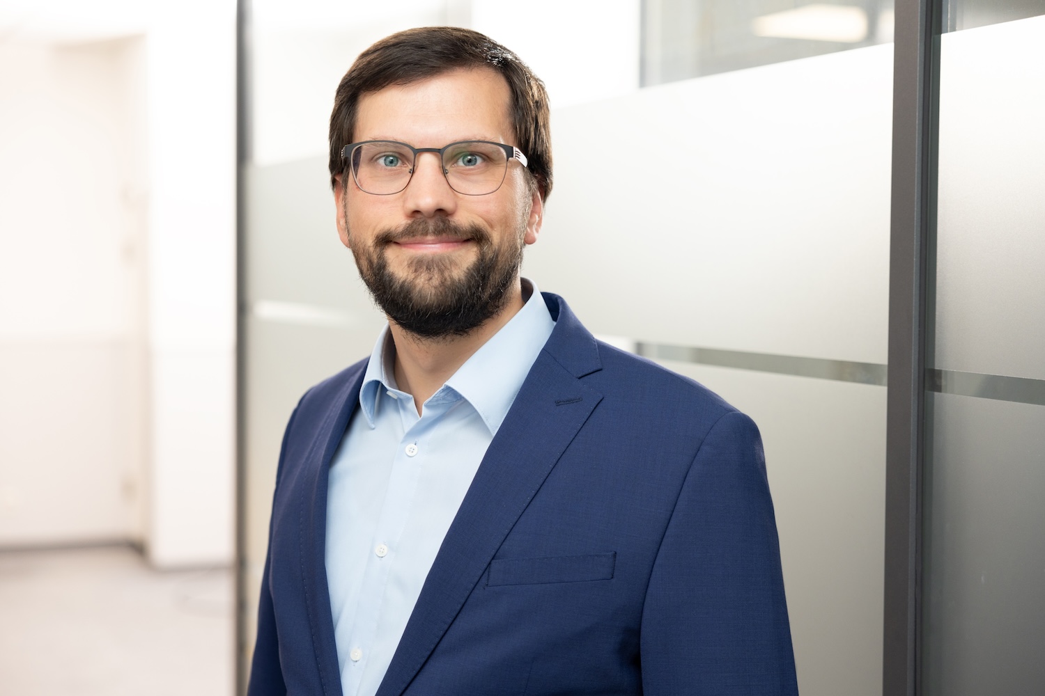 Mann mit Brille und Bart in Businesskleidung