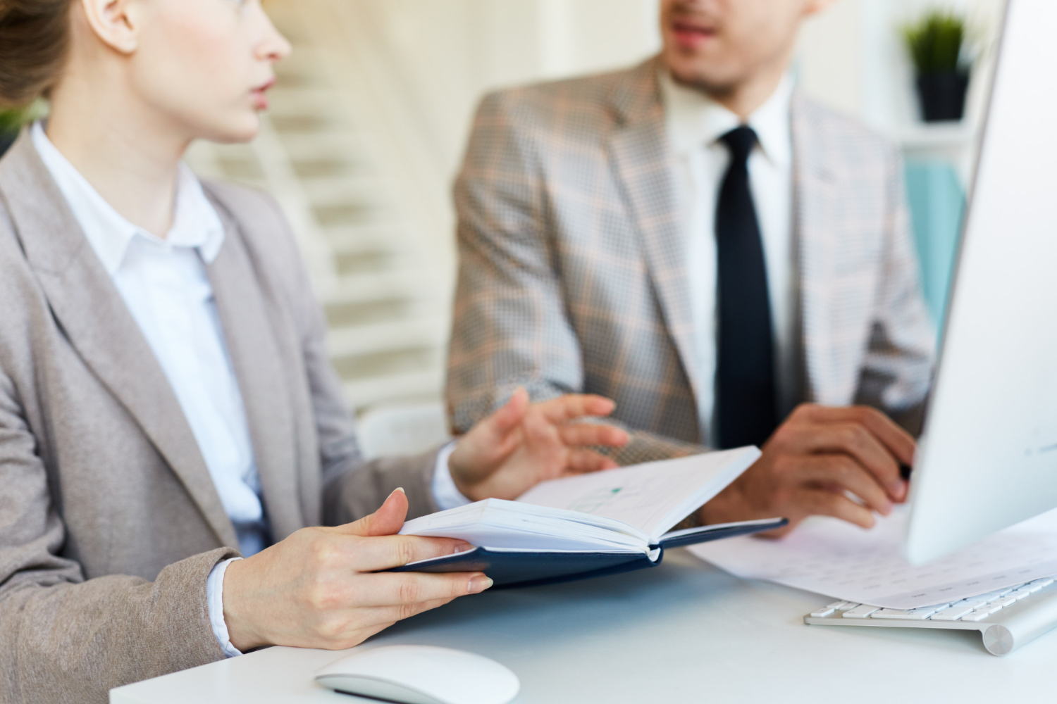 Team in heller Businessumgebung mit Laptop