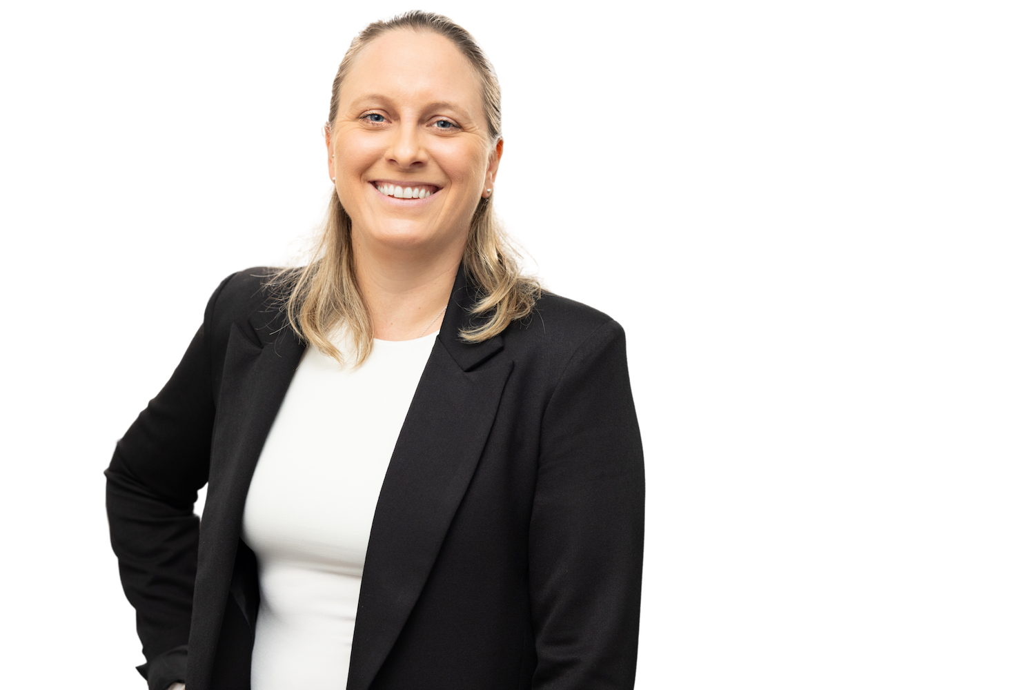 Frau im Business-Outfit lächelt