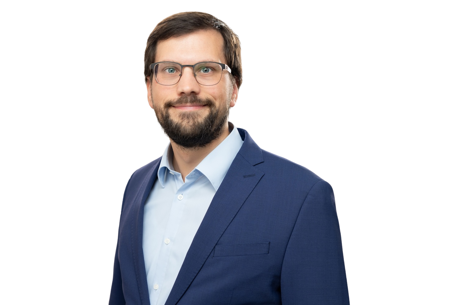 Mann mit Bart und Brille im Business-Outfit vor dunklem Hintergrund