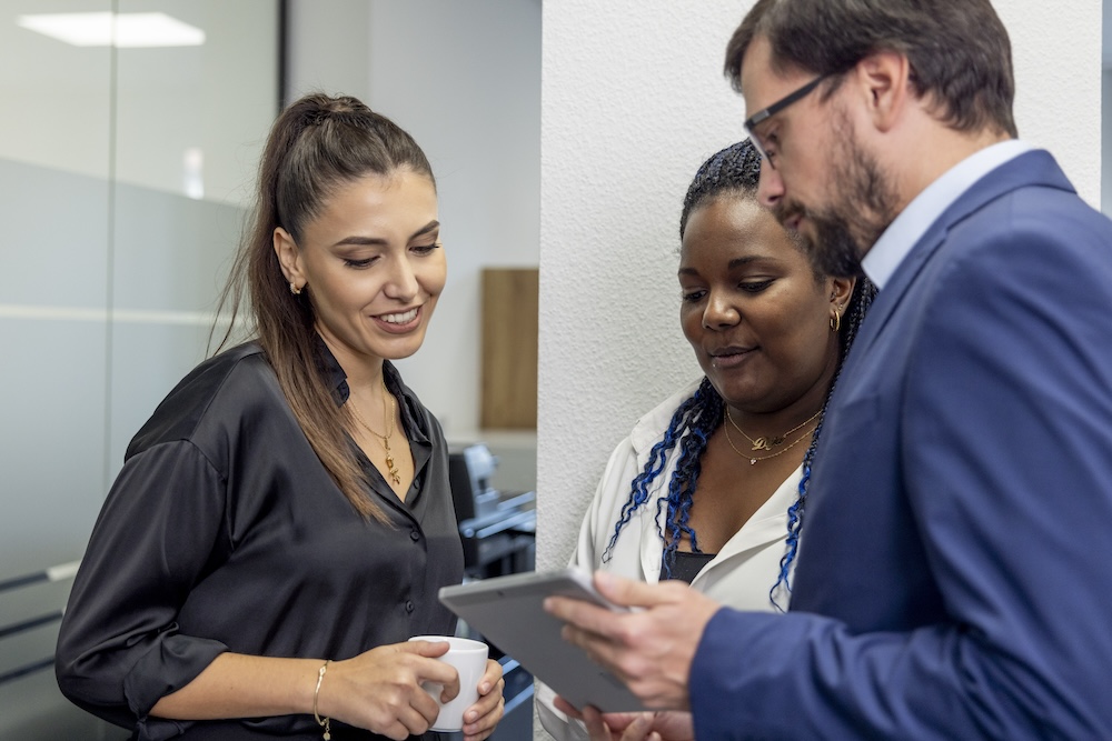 Zwei Frauen und ein Mann in angeregtem Gespräch