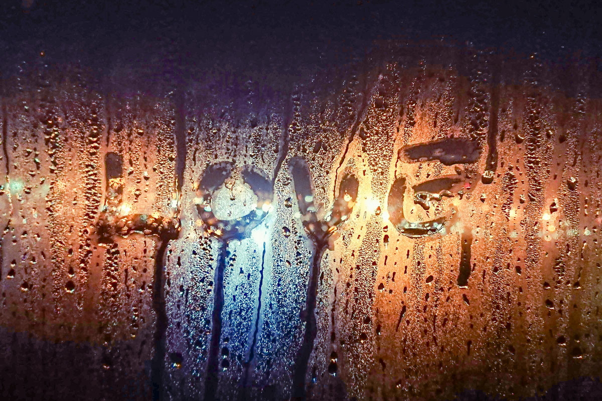 Streit oder Eifersucht kommt in fast jeder Beziehung vor. In den meisten Fällen ist das normal, und nach einem klärenden Gespräch versöhnt man sich. Doch was ist, wenn dir beim Streit gedroht wird oder wenn die Eifersucht nicht aufhört und du ständig kontrolliert wirst? Häusliche Gewalt bedeutet nicht nur körperliche Angriffe. Auch Beleidigungen, Einschüchterungen oder das gezielte Einreden von Schuld sind Formen von Gewalt. Wie du erkennst, wenn in deiner Beziehung etwas nicht stimmt und wo du dir Hilfe holen kannst, erfährst du hier.