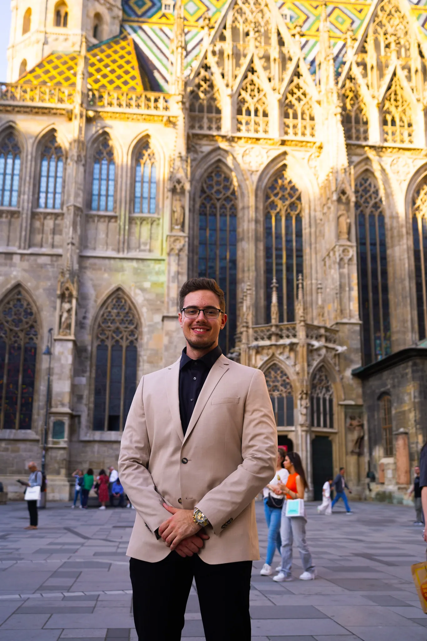 Oliver Sienel im beigen Anzug mit Wiener Stephansdom im Hintergrund