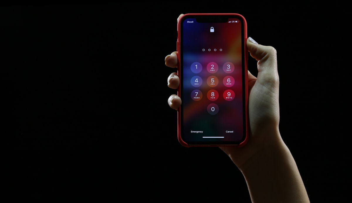 Smartphone mit Business-App – Cloud-Telefonie